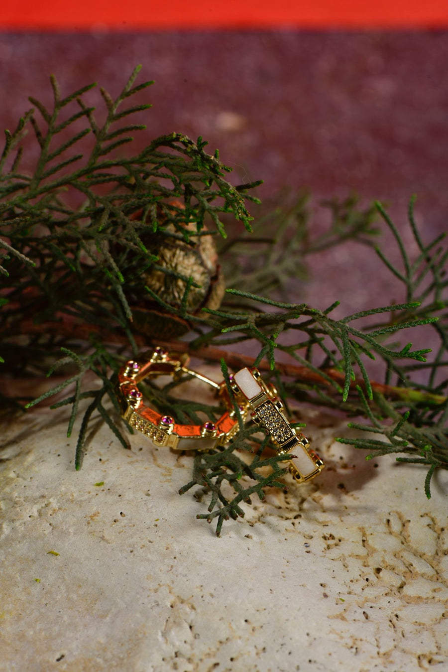 Gold chain-link jewel