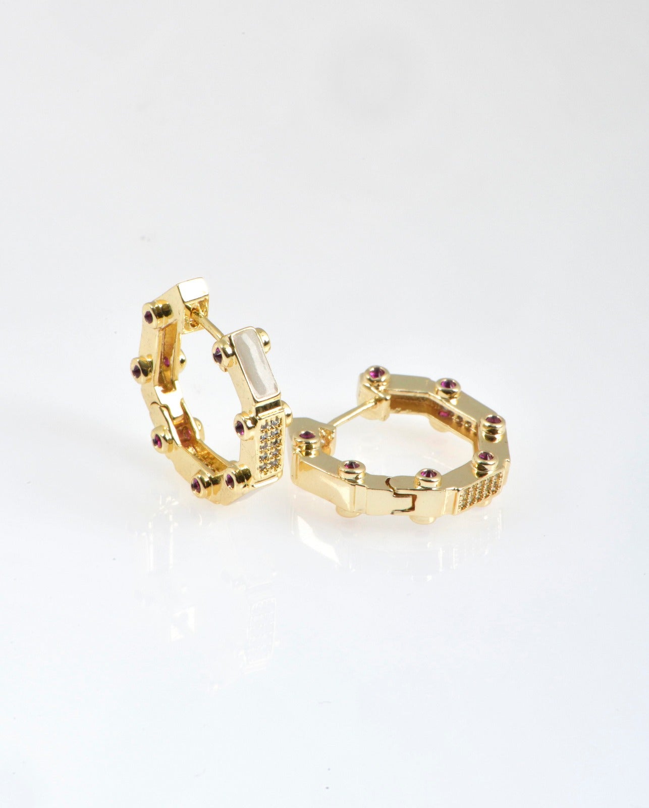 Gold chain-link jewel