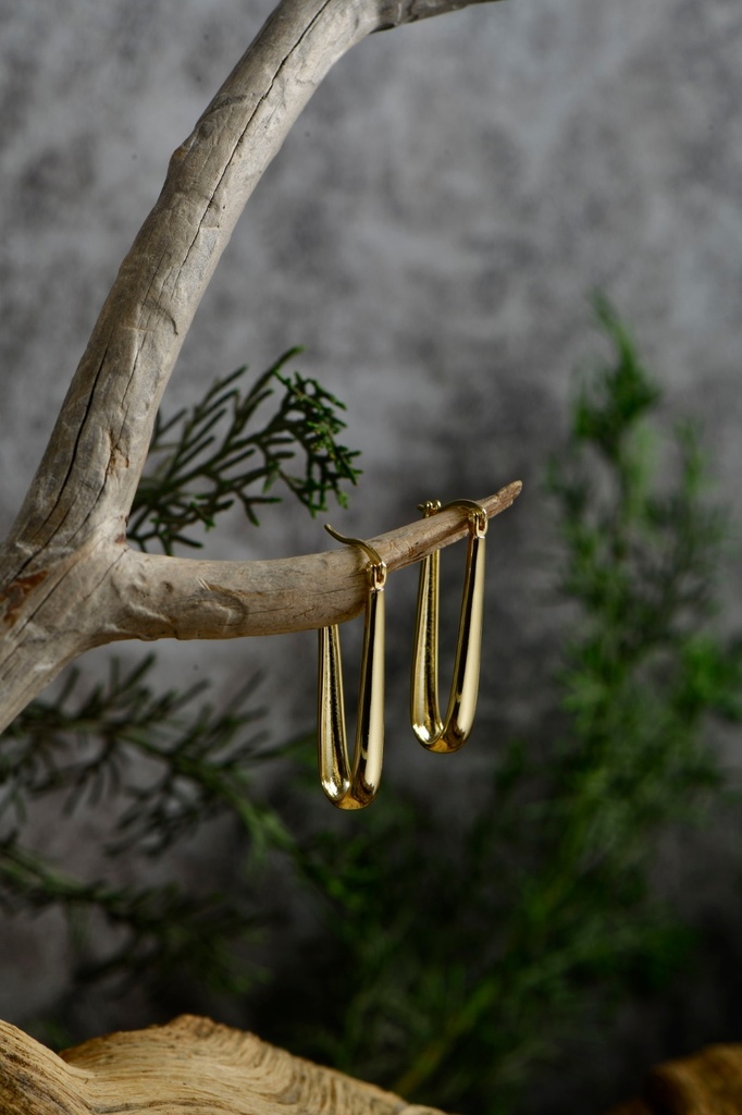Minimalist gold U